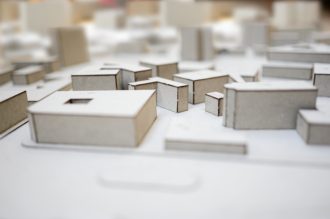 Ciprian MUREŞAN: Bukarest városmodell (részlet) | Bucharest City Model (detail), 2014 karton, ragasztó | cardboard, glue; cca 16m2 A kartonmakett az Óbudai Egyetem – Ybl Miklós Építéstudományi Kar, Építészmérnöki Intézet hallgatóinak együttműködésével jött létre. | The model was created with the cooperation of the students of Ybl Miklós Faculty of Architecture and Civil Engeneering –Obuda University.  Fotó | Photo: SZABÓ Zsófia A művész jóvoltából | Courtesy of the artist
