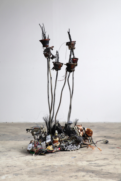 Krištof KINTERA: Siliconum Urbanum, 2024; vegyes technika | mixed technique; 167 x 95 x 110 cm Fotó | Photo: Krištof KINTERA A művész és a COMMA Gallery (SK) jóvoltából | Courtesy of the artist and COMMA Gallery (SK)