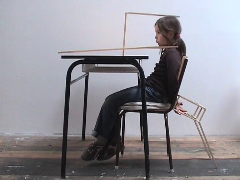 Eva KOŤÁTKOVÁ: Ülj egyenesen! / Sit Up Straight, 2008  videóinstalláció (állókép) | video installation (video still); változó méretek | dimension variable © Ludwig Múzeum – Kortárs Művészeti Múzeum, Budapest