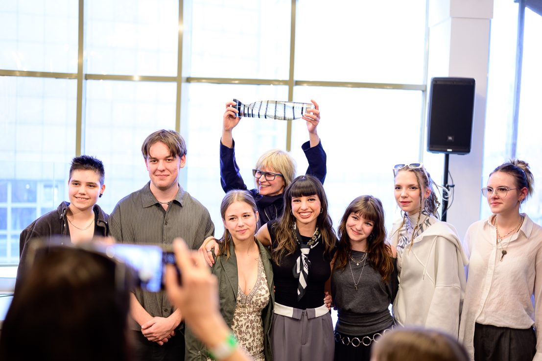 A nyertes csapat, a Jelhangok.  Fotó: SZABÓ Zsófia © Ludwig Múzeum – Kortárs Művészeti Múzeum