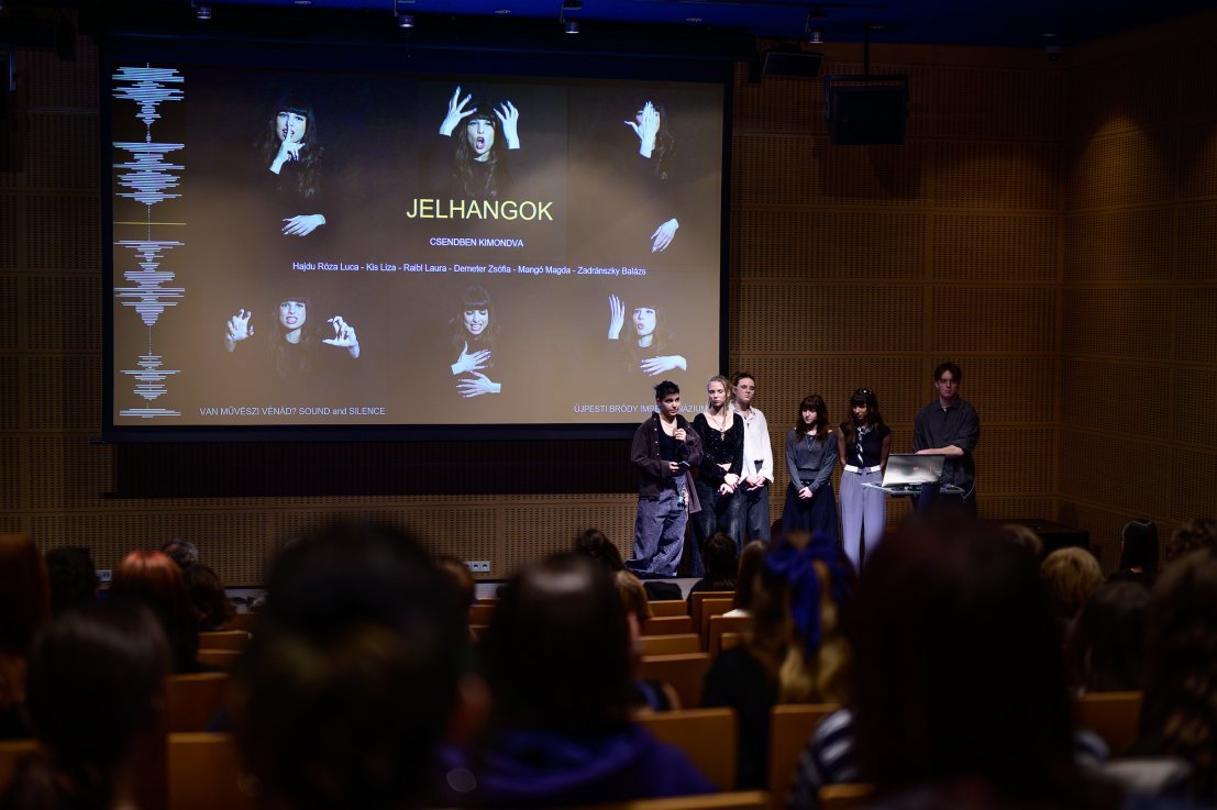 A nyertes csapat, a Jelhangok.  Fotó: SZABÓ Zsófia © Ludwig Múzeum – Kortárs Művészeti Múzeum