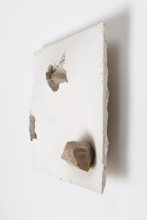 Mária Bartuszová: Cím nélkül / Untitled. 1985, kő, gipsz, vegyes technika / stone, plaster, mixed media, 32 × 41 × 8 cm ©Art Fond Collection