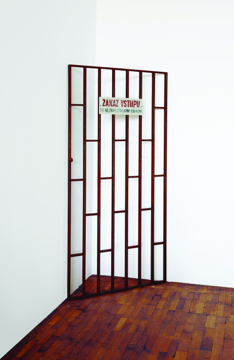 Roman Ondák: Illetéktelen belépés tilos / Unauthorized Access Prohibited. 2015, ajtórács, tábla, felirat / bars on door, plate, wall label, 195.5 × 95 × 3.5 cm ©Art Fond Collection