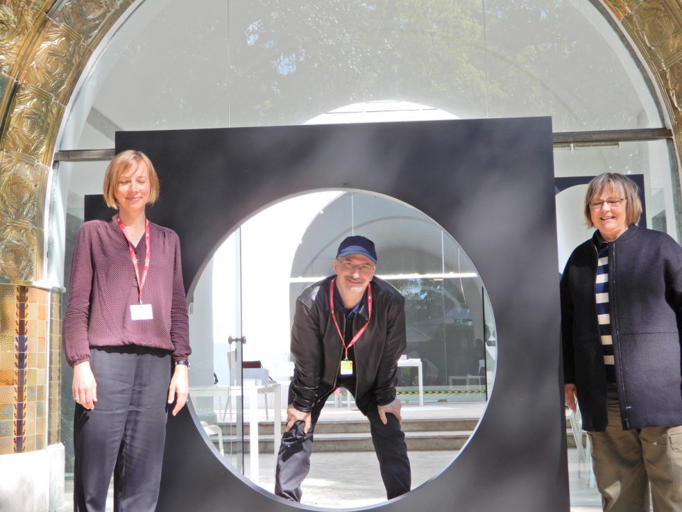 Május: Szegedy-Maszák Zsuzsanna, Waliczky Tamás és Fabényi Julia a pavilon megnyitása előtt.