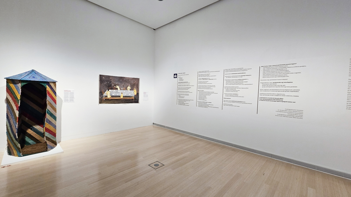 A Vigyázat, törékeny című tárlathoz készült Könnyen Érthető Szövegek a kiállítótérben. Fotó: SOMOGYVÁRI Ágnes © Ludwig Múzeum - Kortárs Művészeti Múzeum