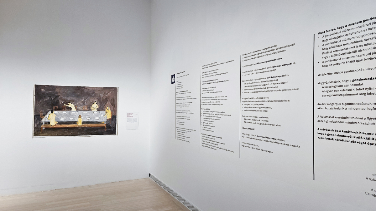 A Vigyázat, törékeny című tárlathoz készült Könnyen Érthető Szövegek a kiállítótérben. Fotó: SOMOGYVÁRI Ágnes © Ludwig Múzeum - Kortárs Művészeti Múzeum