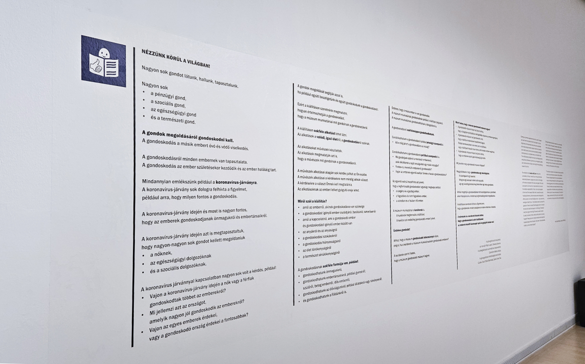 A Vigyázat, törékeny című tárlathoz készült Könnyen Érthető Szövegek a kiállítótérben. Fotó: SOMOGYVÁRI Ágnes © Ludwig Múzeum - Kortárs Művészeti Múzeum