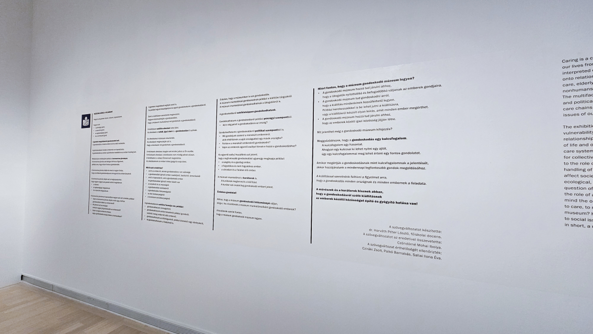 A Vigyázat, törékeny című tárlathoz készült Könnyen Érthető Szövegek a kiállítótérben. Fotó: SOMOGYVÁRI Ágnes © Ludwig Múzeum - Kortárs Művészeti Múzeum
