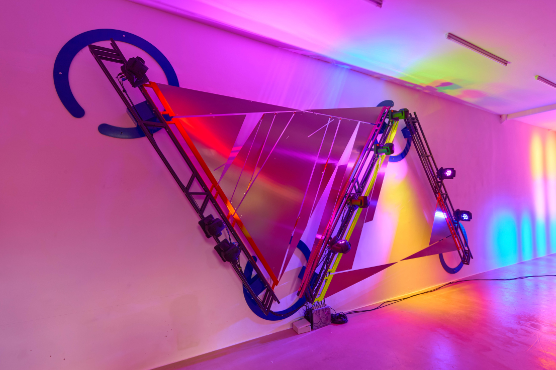 Nemes Márton: Inside Outside, 2024 | lézervágott rozsdamentes acéllap, hegesztett és porszórt acél, autófesték, DMX mozgó fény | 330×720 cm Fotó: Biró Dávid