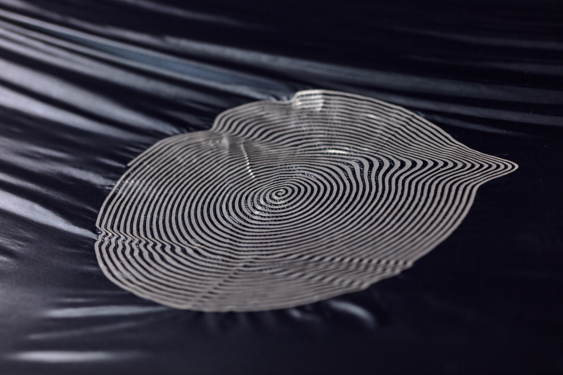 EJTECH  (KÁRPÁTI  Judit  Eszter  &amp;  Esteban  DE  LA  TORRE)                                                                            Of Matter In Waves (Az anyag hullámhossza), 2022 (részlet | detail)   multicsatornás textil hangrendszer, egyedi elektronika; változó méret | multichannel textile sound system, custom electronics; variable dimensions    A művészek jóvoltából | Courtesy of the artists   Fotó | Photo: EJTECH